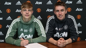 Official: Talented Manchester United Right-Back Signs New Deal