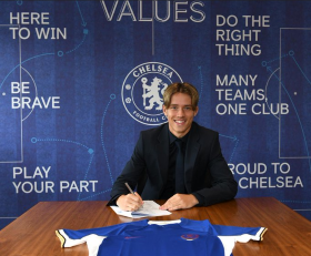 Ball-playing defender signs new contract with Chelsea 