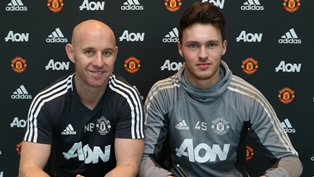 (Photo Confirmation) Manchester United Goalkeeper Signs New Contract