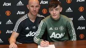 Official: Talented Midfielder Pens New Deal With Manchester United 