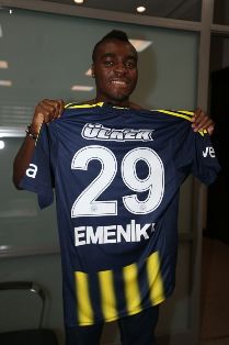 Emmanuel Emenike Quarrels With Teammate During Istanbul Derby