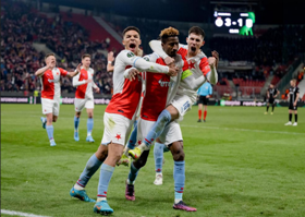  UECL : Slavia captain Olayinka and teammate Sor on target; Feyenoord's Dessers scores and assists