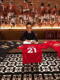 Photo : Manchester United complete signing of another Nigerian youngster 