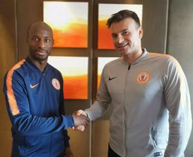 Photo Confirmation : Reading's Sone Aluko Shakes Hands With Beijing Renhe