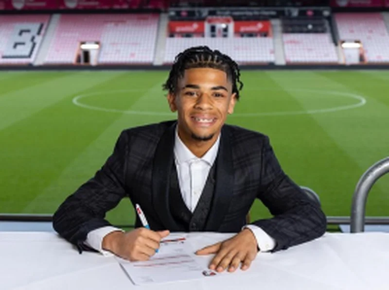 Official : Talented defender of Nigerian descent signs scholarship deal with BournemouthÂ 