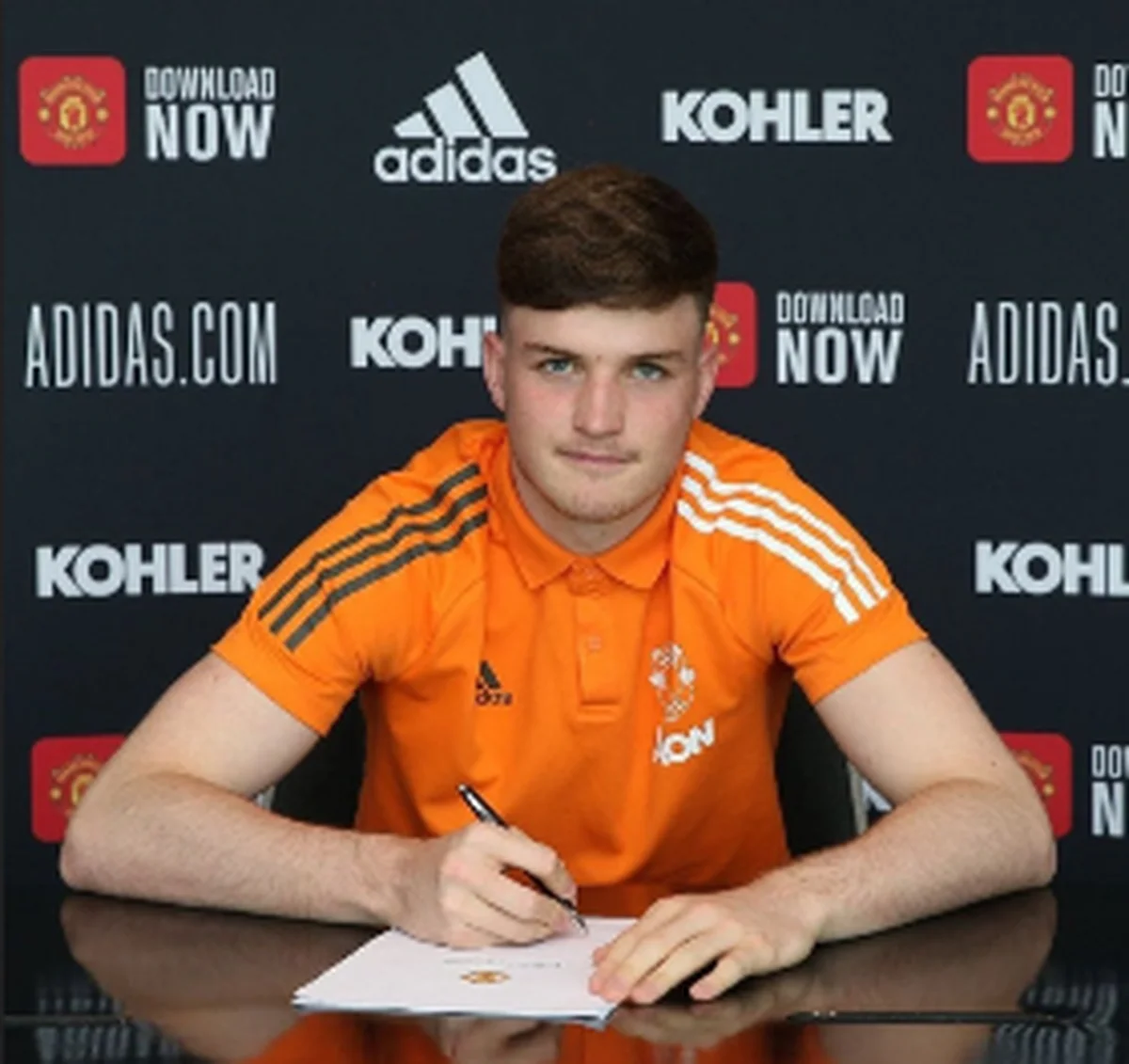 Photo confirmation : Talented goalkeeper signs new deal with Manchester United 