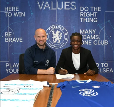 Official : African winger signs new contract with ChelseaÂ 