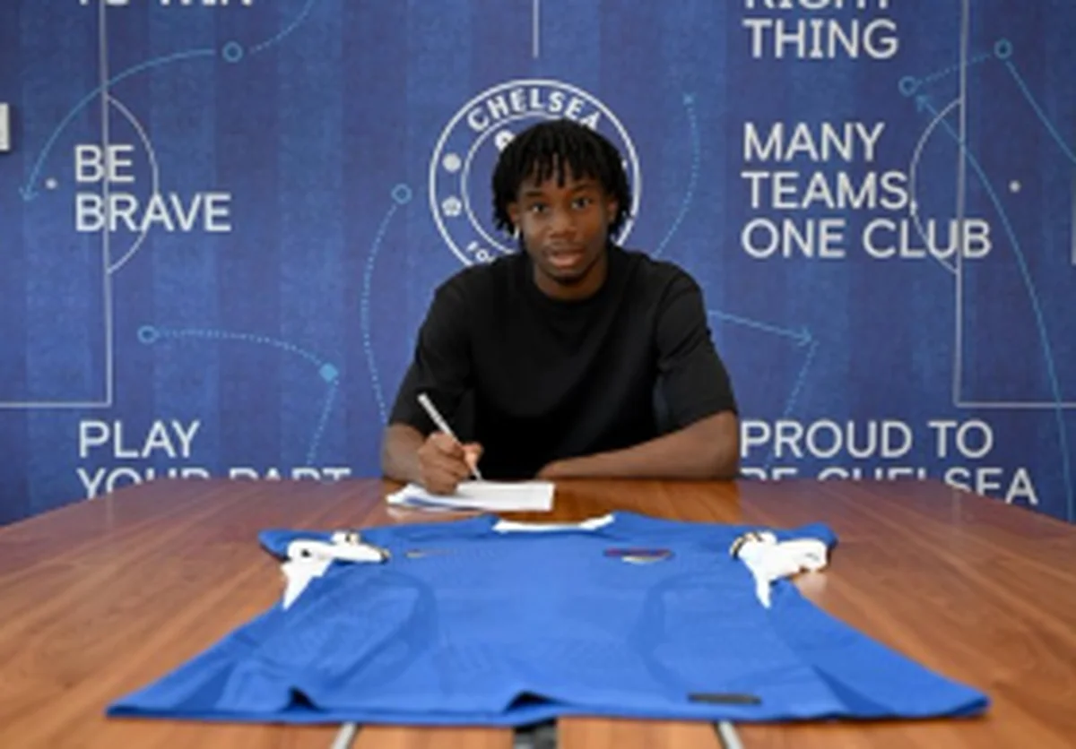 Deep-lying central midfielder skilled in taking free-kicks signs new contract with ChelseaÂ 