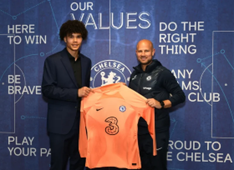 Official : Tall and athletic goalkeeper signs new deal with ChelseaÂ 