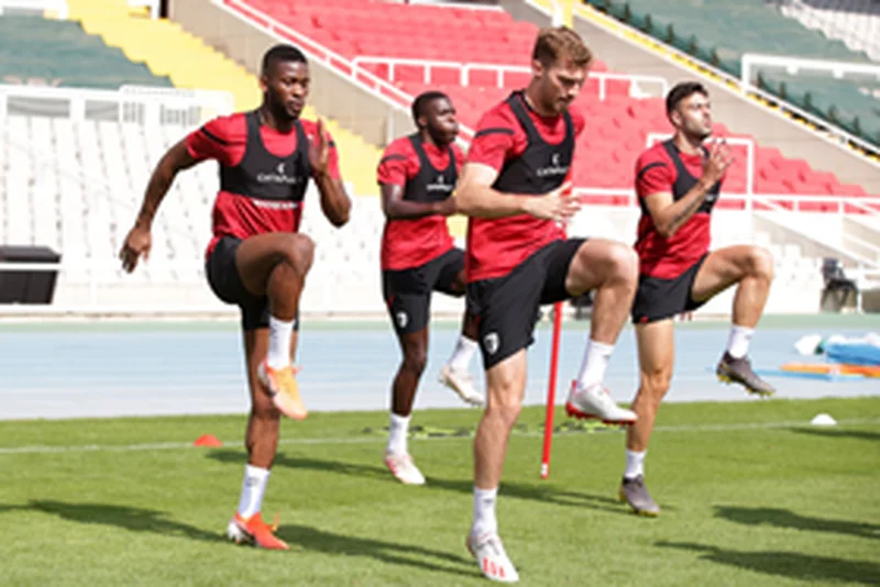  Bournemouth Coach Howe Running The Rule Over Nigeria U20 Star In Barcelona 