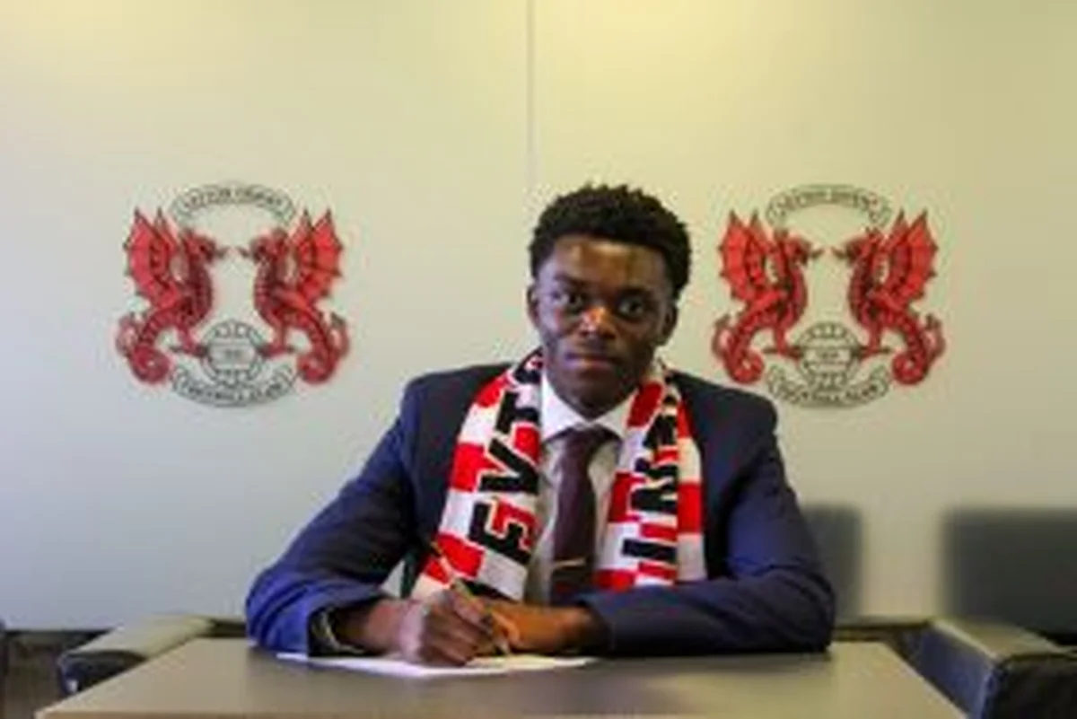 Confirmed: Combative Nigerian midfielder signs new deal with Leyton OrientÂ 