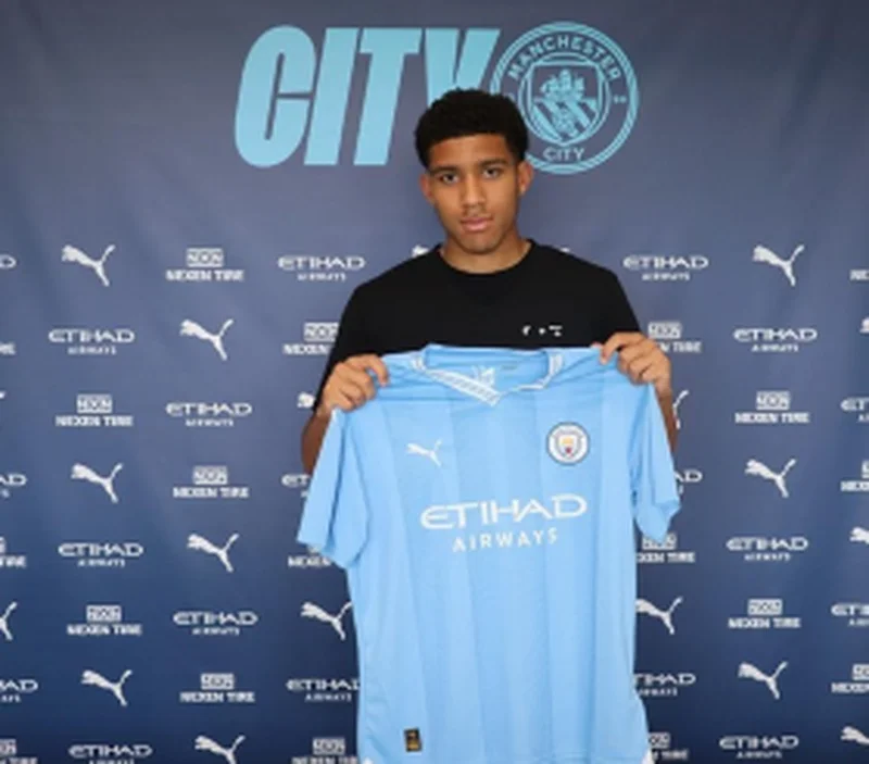 English-Hungarian-Nigerian midfielder signs new contract at Manchester CityÂ 