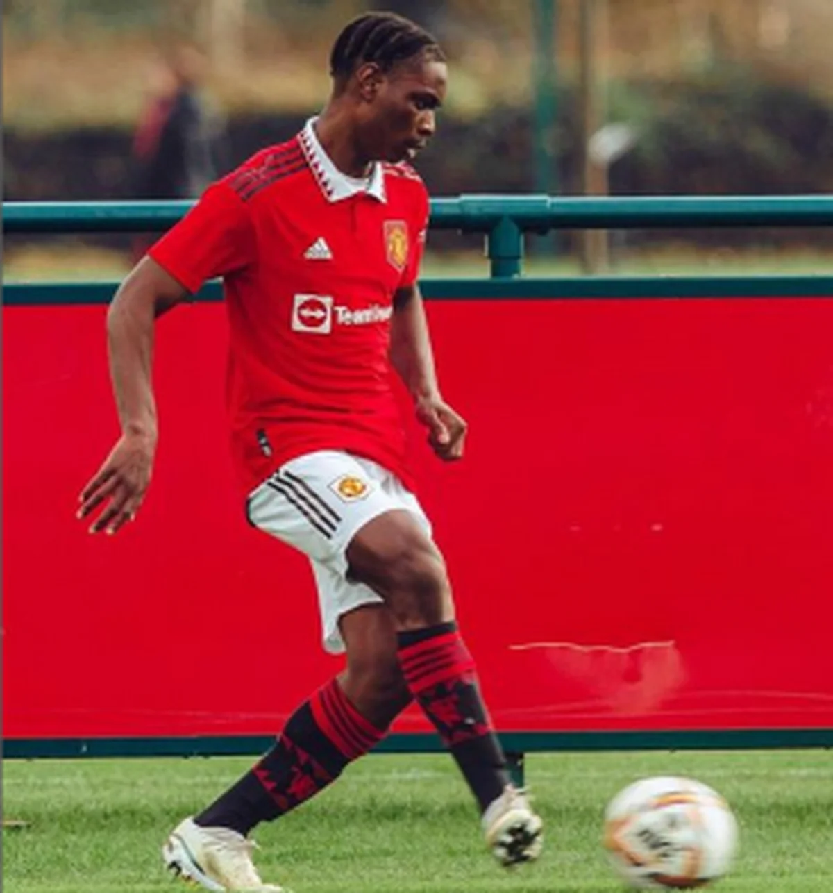 Manchester United coach promotes 18yo Nigerian defender to first team training pre-ArsenalÂ 