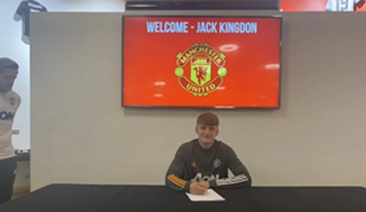 Photo Confirmation : Manchester United Sign New Central Defender 