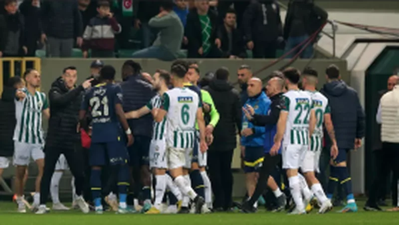 Fenerbahce star Osayi-Samuel sparks melee after pushing Giresunspor coachÂ 
