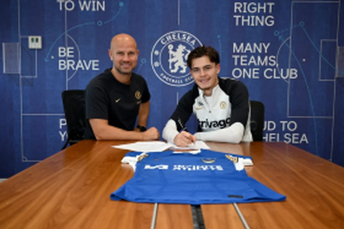 Confirmed: Box-to-box midfielder who likes to create and score goals sign new deal with ChelseaÂ 