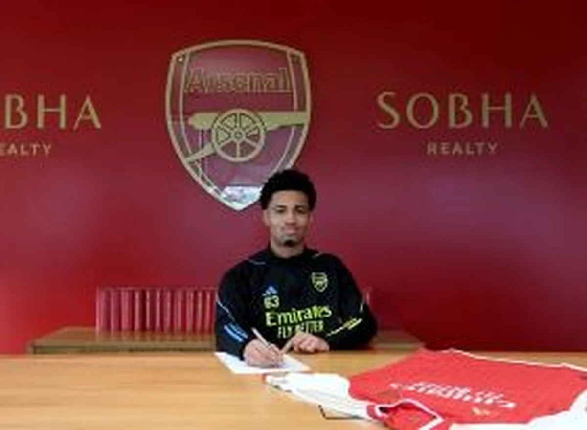 Confirmed: Premier League's youngest debutant signs professional contract with ArsenalÂ 