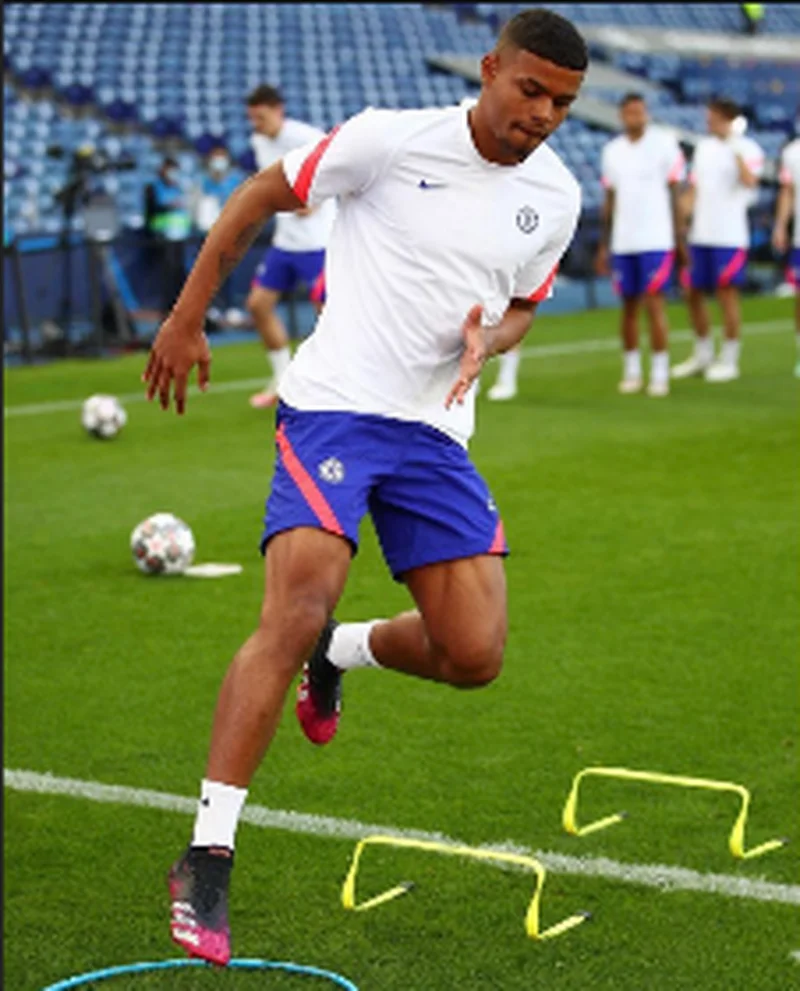 Anjorin rubs shoulders with Chelsea's record signing Romelu Lukaku in training pre-Arsenal 