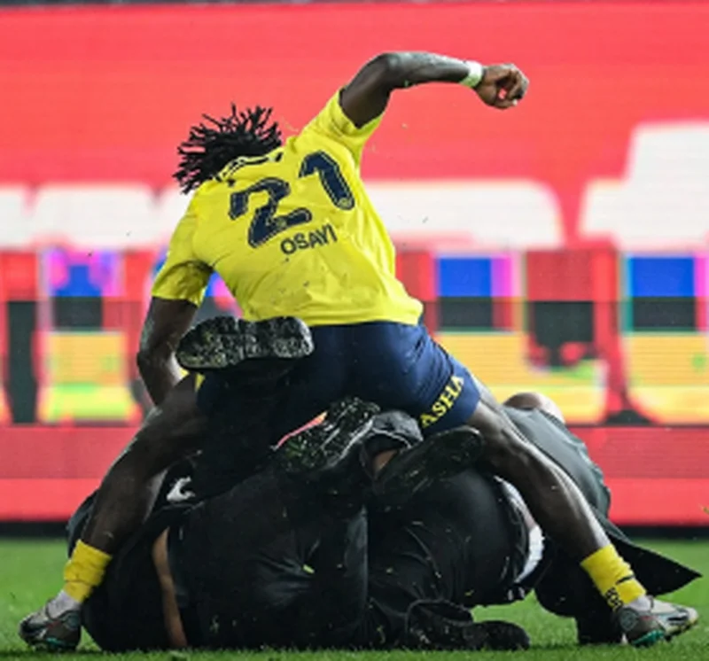 Watch Osayi-Samuel punchÂ Trabzonspor fan during pitch invasion; has difficulty walkingÂ 