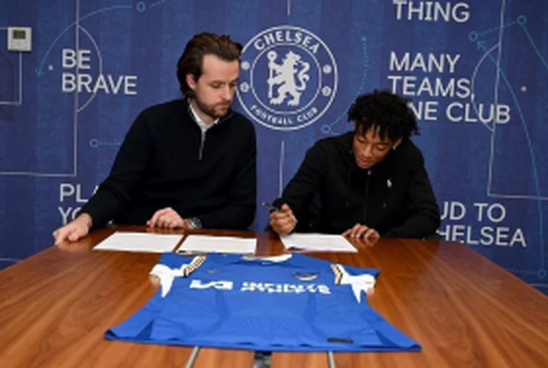 Official: Chelsea confirm two talented midfielders have signed new dealsÂ 