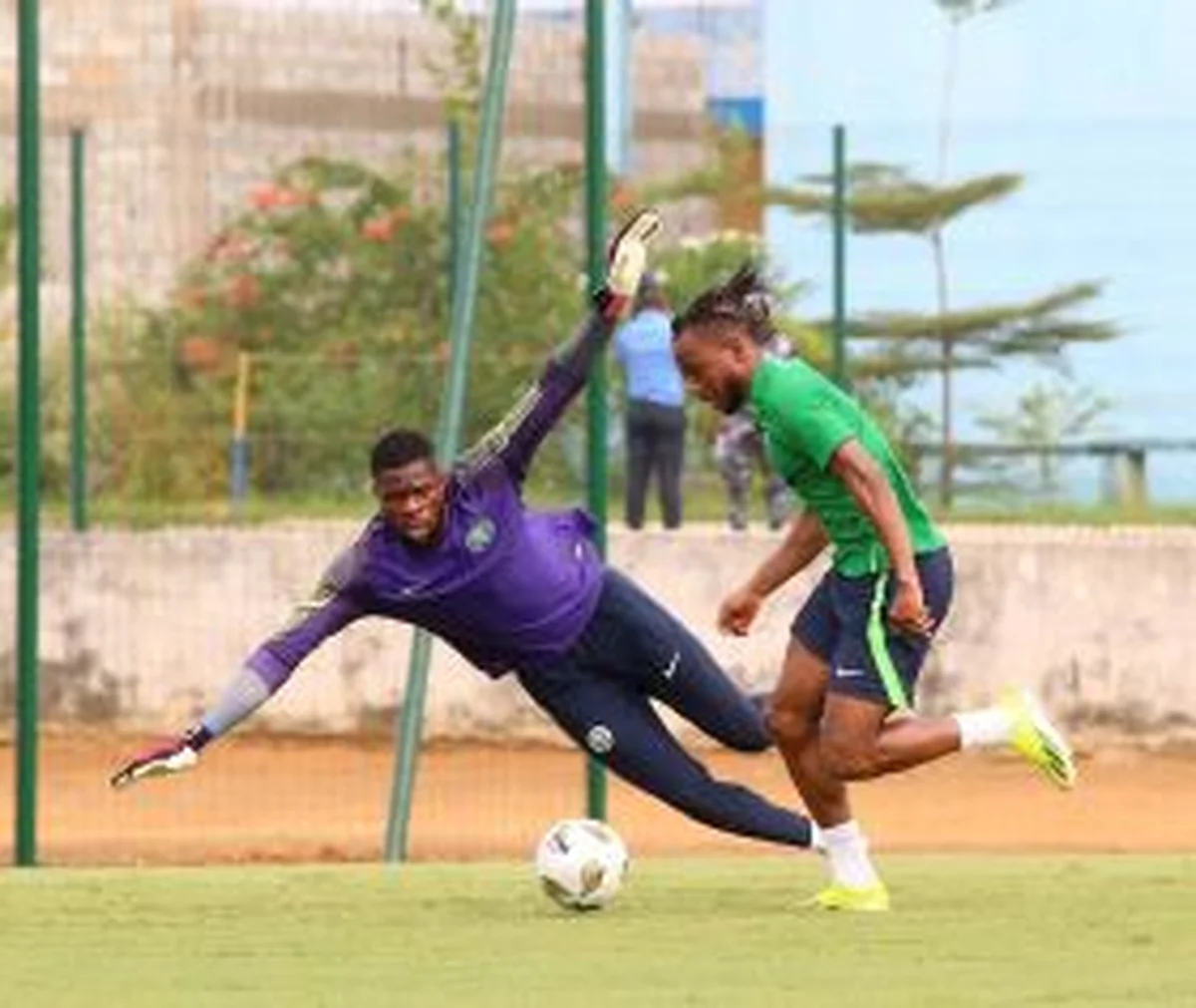 Goalkeeper Union: Equatorial Guinea starÂ Owono labels Super Eagles No. 1 Uzoho a great GKÂ 