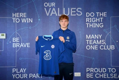 Official : Versatile player signs new deal with ChelseaÂ 