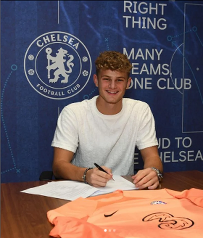 Official : Talented goalkeeper signs new deal with ChelseaÂ 