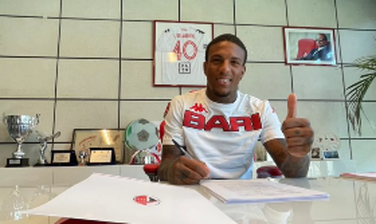 Official : Bari loan in Italian-Nigerian midfielder from Napoli
