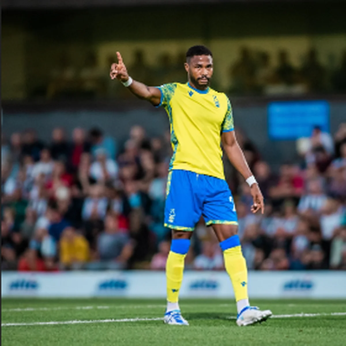'That was going in' - McFadden reacts to Forest striker Dennis nearly scoring v Man UtdÂ 