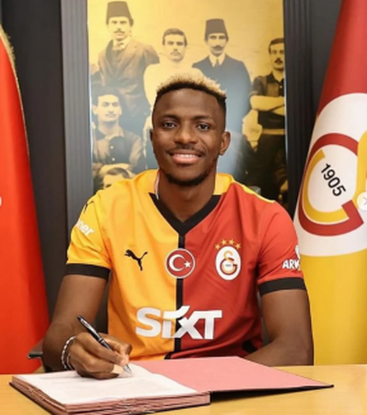 'Chelsea completely disrespected him' -Â Akerejola reveals what Osimhen told him about failed deadline day move