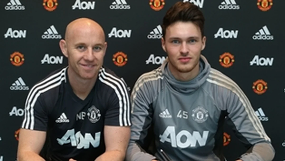 (Photo Confirmation) Manchester United Goalkeeper Signs New Contract