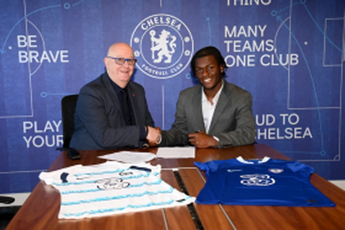 Official : Fast and powerful center forward signs new contract with ChelseaÂ 