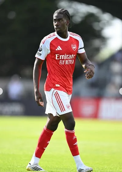 18yo left-back Ogunnaike promoted to Arsenal first team training pre-Sporting CP